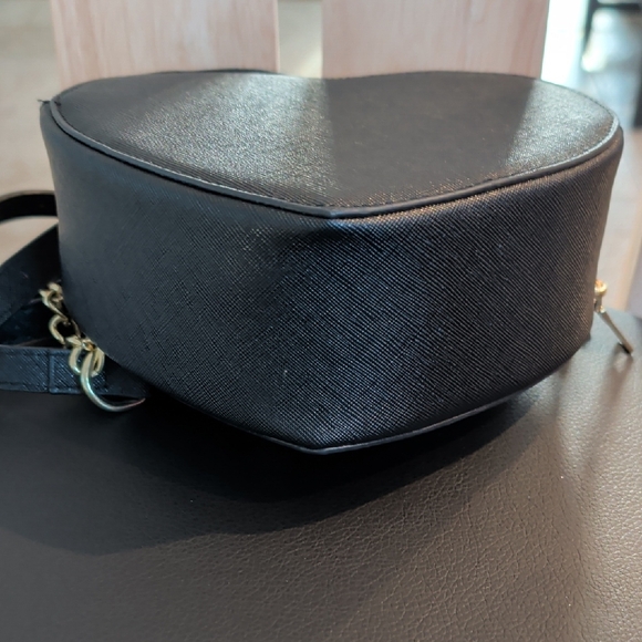 Coach (CE652) Heart-Shaped Crossbody Black Pebbled Leather Gold Tone Hardware - Picture 4 of 8